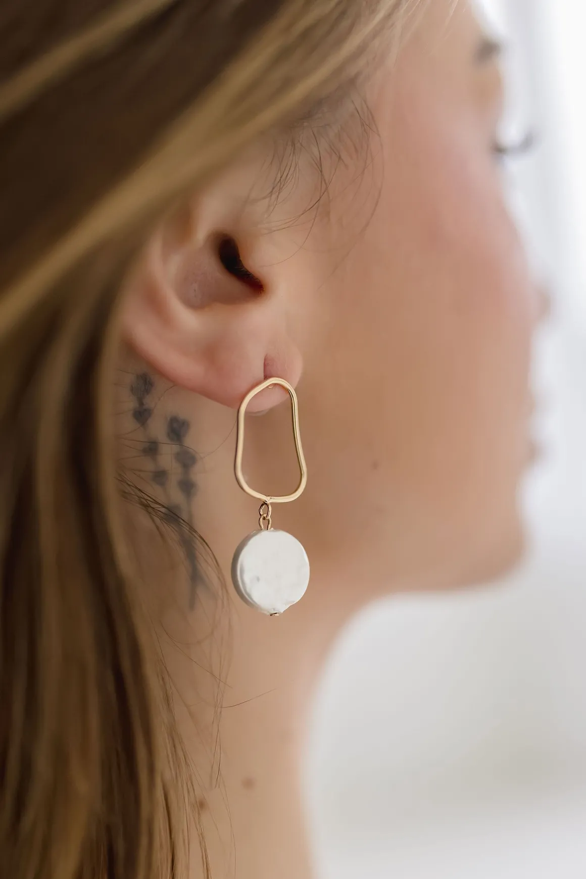 Stassi Abstract Pearl Drop Earrings Gold