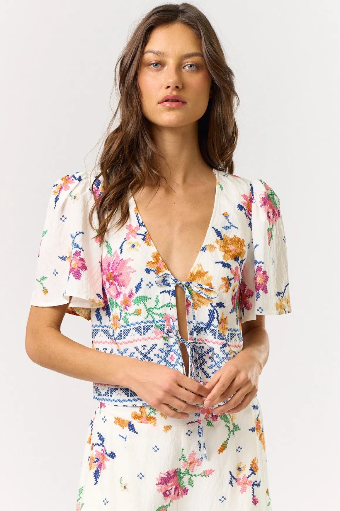 Waitlist 6/5 ♥ Colbie Flutter Sleeve Floral Print Front Tie Top White