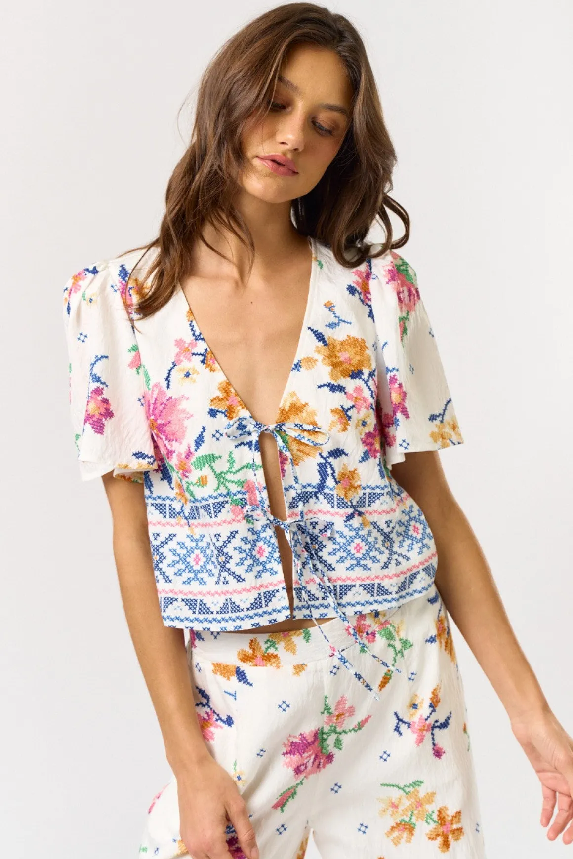 Waitlist 6/5 ♥ Colbie Flutter Sleeve Floral Print Front Tie Top White