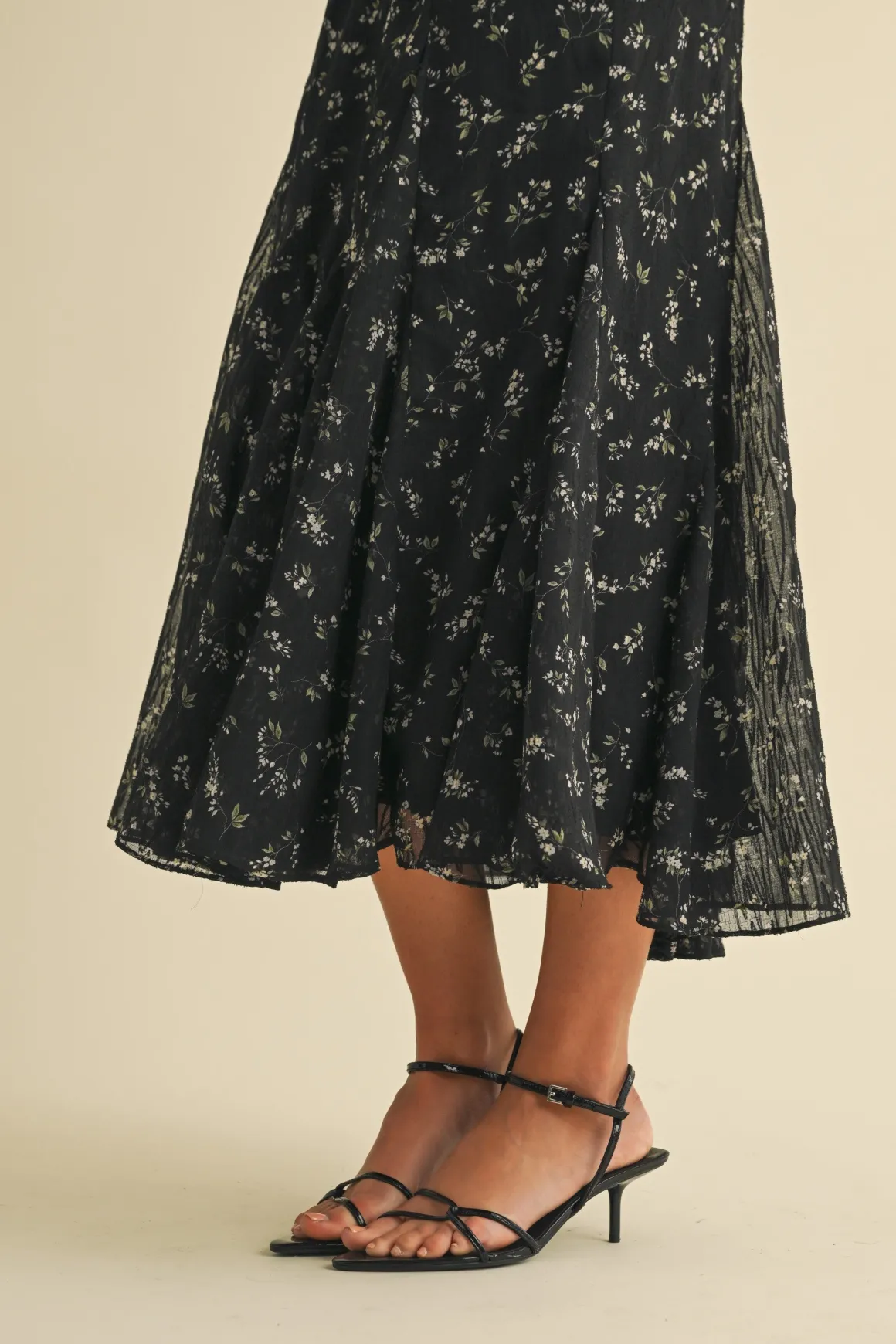 Waitlist 4/25 ♥ Lara Sleeveless Floral Print Midi Dress Black